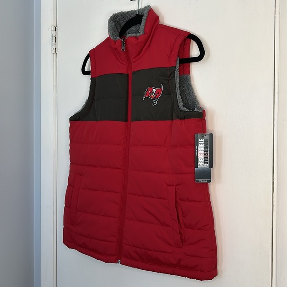 NFL Tampa Bay Buccaneers NWT Women's Red Puffer Fleece Reversible Vest Sz Medium - Picture 3 of 14